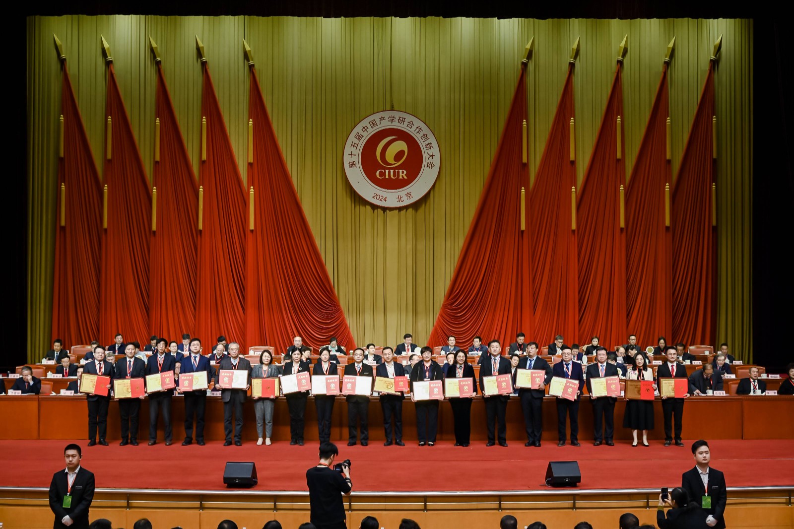 图2 获奖合影2(1).jpg